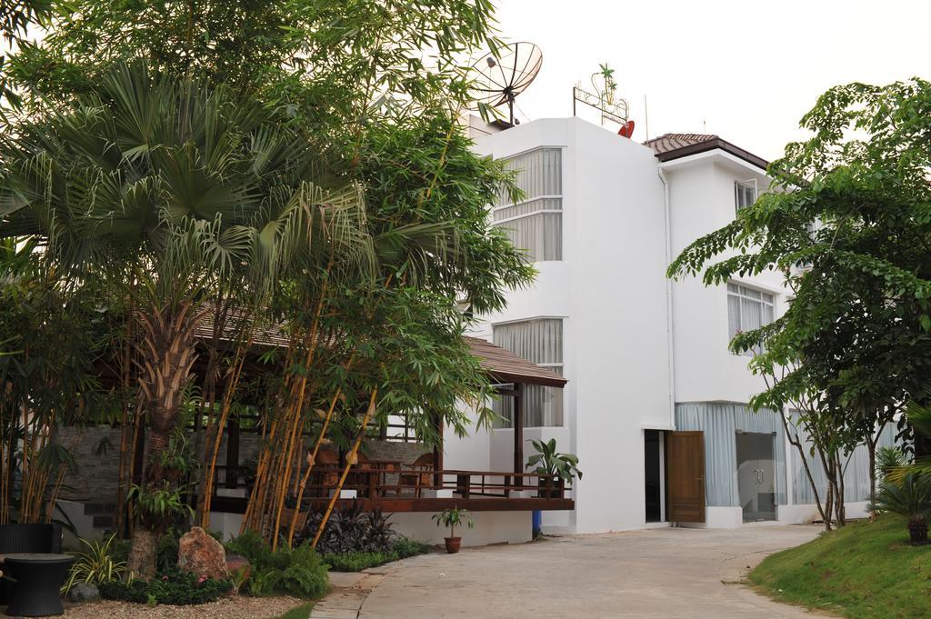 Palm Spring Resort Yangon Bagian luar foto