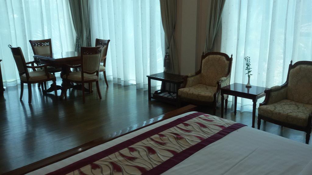 Palm Spring Resort Yangon Ruang foto